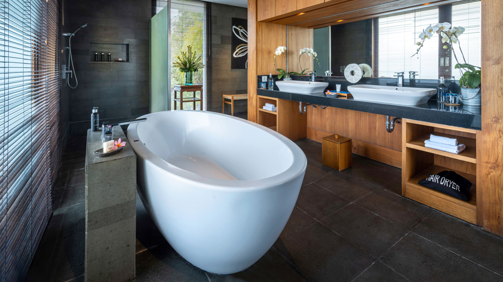 Villa Cendrawasih - luxurious bathroom
